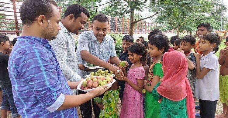 নরসিংদীতে পথশিশুদের মধ্যে মৌসুমী ফল বিতরণ নরসিংদীতে পথশিশুদের মধ্যে মৌসুমী ফল বিতরণ