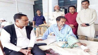 হাসপাতালে অসুস্থ কর্মীর পাশে বিএনপি নেতা মনজুর এলাহী