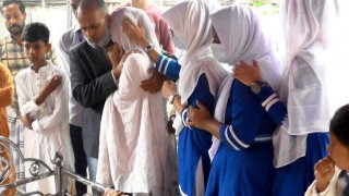 বাড়িতে বাবার লাশ, পরীক্ষায় অংশ নিলো শোকার্ত মেয়ে বাড়িতে বাবার লাশ, পরীক্ষায় অংশ নিলো শোকার্ত মেয়ে