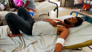 সিগারেটের ধোয়া ছেড়ে বিরক্তের প্রতিবাদ করায় শিক্ষার্থীকে কুপিয়ে আহত