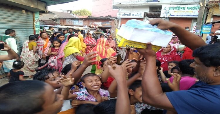 হাজীপুরে ১০ মামলার আসামীর মৃত্যুতে এলাকাবাসীর স্বস্তি, মিষ্টি বিতরণ হাজীপুরে ১০ মামলার আসামীর মৃত্যুতে এলাকাবাসীর স্বস্তি, মিষ্টি বিতরণ