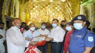 নরসিংদীতে শুভেচ্ছা উপহার নিয়ে পূজা মন্ডপ পরিদর্শনে এসপি