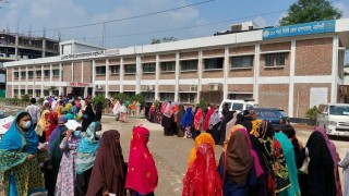 করোনার টিকা নিতে উপচে পড়া ভিড়