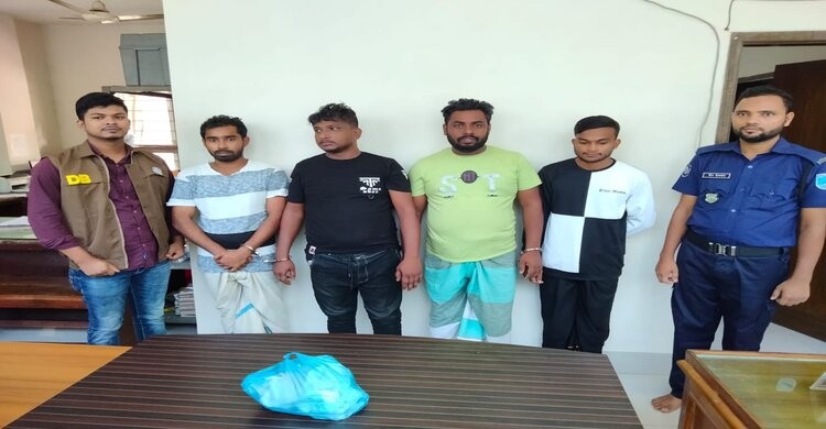 নরসিংদীতে ডিবি পরিচয়ে ছিনতাইয়ের অভিযোগে ৪ জন গ্রেপ্তার নরসিংদীতে ডিবি পরিচয়ে ছিনতাইয়ের অভিযোগে ৪ জন গ্রেপ্তার