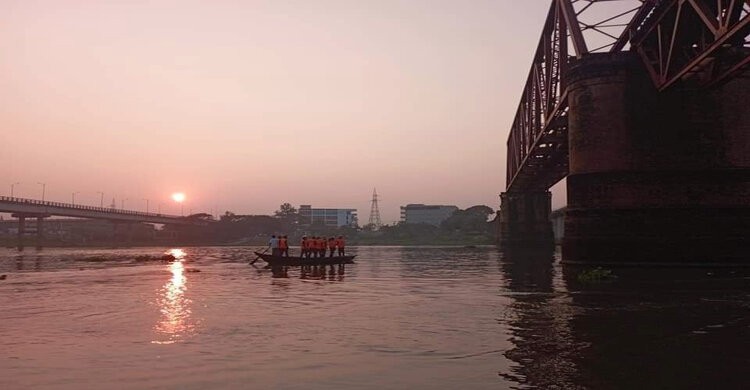 দুই দিনেও খোঁজ মেলেনি ট্রেনের ধাক্কায় নদীতে পড়ে নিখোঁজ যুবকের দুই দিনেও খোঁজ মেলেনি ট্রেনের ধাক্কায় নদীতে পড়ে নিখোঁজ যুবকের