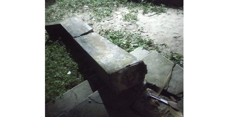 পলাশে দড়িতে বেধে রাখা শহীদ মিনারের পিলার ধসে শিশুর মৃত্যু পলাশে দড়িতে বেধে রাখা শহীদ মিনারের পিলার ধসে শিশুর মৃত্যু