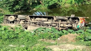 মাধবদীতে খাদে পড়ার ৫ ঘন্টা পর বাসের নিচ থেকে মরদেহ উদ্ধার