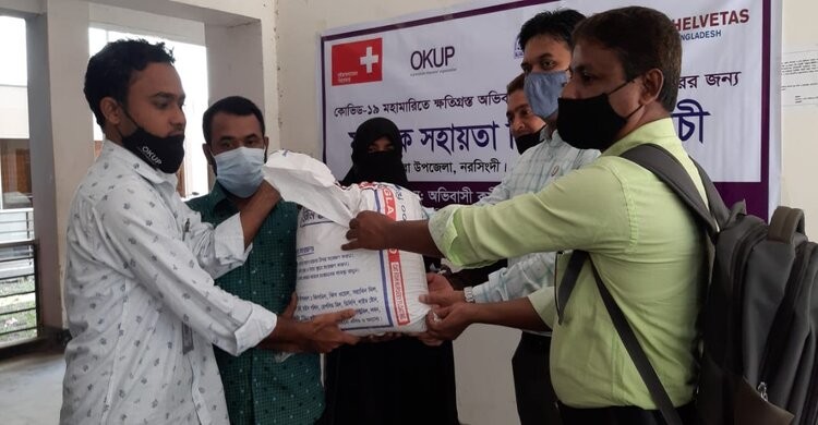 রায়পুরায় ক্ষতিগ্রস্ত অভিবাসী কর্মীদের মাঝে খাদ্যসামগ্রী বিতরণ রায়পুরায় ক্ষতিগ্রস্ত অভিবাসী কর্মীদের মাঝে খাদ্যসামগ্রী বিতরণ