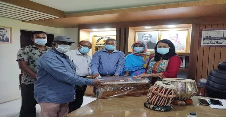 পলাশে কিশোর কিশোরী ক্লাবে সাংস্কৃতিক উপকরণ বিতরণ পলাশে কিশোর কিশোরী ক্লাবে সাংস্কৃতিক উপকরণ বিতরণ
