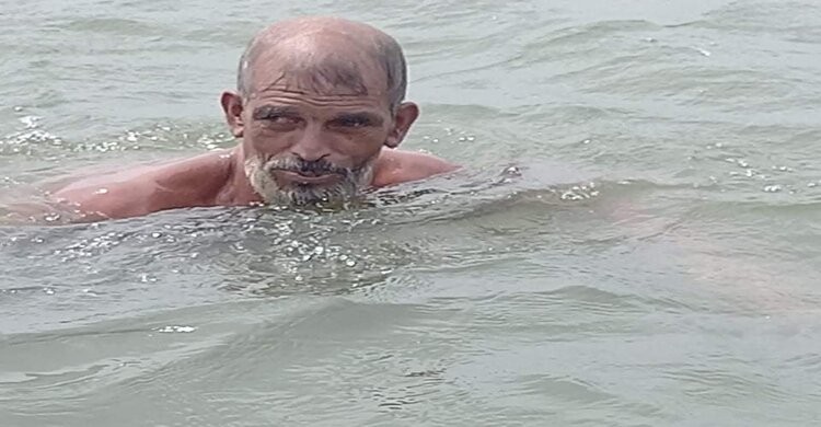 মেঘনা নদীতে টানা সাঁতরে ১৫ কিলোমিটার পাড়ি দিলেন বৃদ্ধ মেঘনা নদীতে টানা সাঁতরে ১৫ কিলোমিটার পাড়ি দিলেন বৃদ্ধ