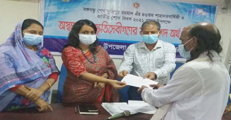 পলাশে সংস্কৃতিসেবীরা পেল নগদ অর্থ পলাশে সংস্কৃতিসেবীরা পেল নগদ অর্থ