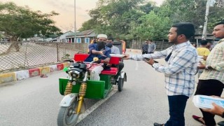 নরসিংদীতে ছাত্রলীগের উদ্যোগে পথচারীদের মধ্যে ইফতার বিতরণ 