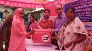 বেলাবতে হতদরিদ্র নারীদের মধ্যে সেলাই মেশিনসহ বিভিন্ন উপকরণ বিতরণ