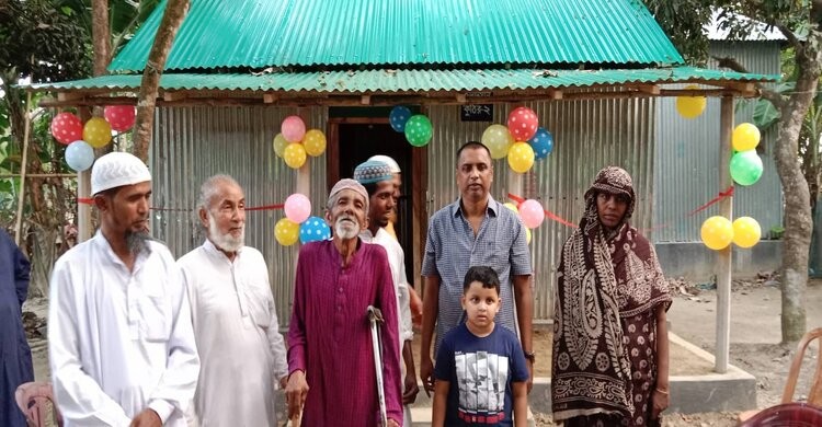 শিবপুরে প্রতিবন্ধী পরিবারকে নতুন ঘর উপহার দিলেন আ’লীগ নেতা শিবপুরে প্রতিবন্ধী পরিবারকে নতুন ঘর উপহার দিলেন আ’লীগ নেতা