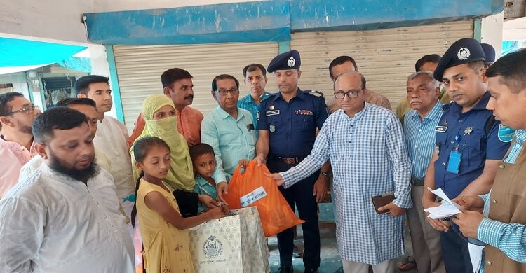 ভূ-মধ্যসাগরে নিহত নরসিংদীর ১৫ পরিবারে এসপির ঈদ সামগ্রী বিতরণ ভূ-মধ্যসাগরে নিহত নরসিংদীর ১৫ পরিবারে এসপির ঈদ সামগ্রী বিতরণ