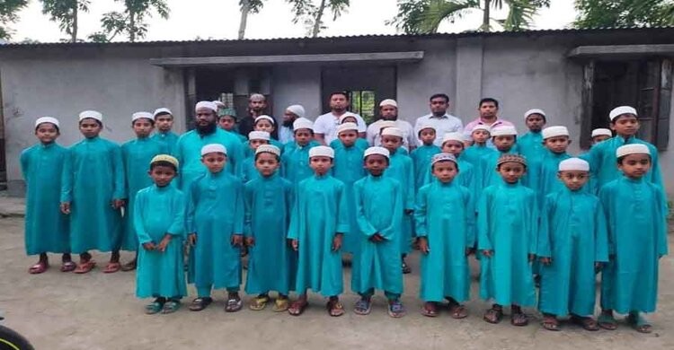 ঈদের রঙিন পাঞ্জাবি পেয়ে মহাখুশি এতিম ছাত্ররা ঈদের রঙিন পাঞ্জাবি পেয়ে মহাখুশি এতিম ছাত্ররা
