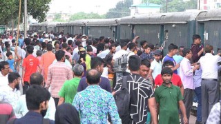 বাসভাড়া বৃদ্ধি: নরসিংদীতে ট্রেনে বেড়েছে যাত্রীর চাপ, দুর্ভোগ চরমে