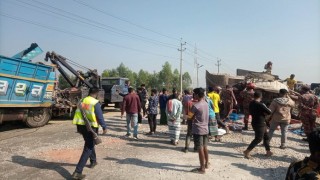 রায়পুরার মাহমুদাবাদে দুই ট্রাকের মুখোমুখি সংঘর্ষে দুই চালক নিহত, আহত ১