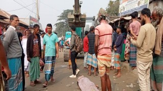 পলাশের ডাঙ্গায় সড়ক পারাপারের সময় ভেকুর চাপায় শ্রমিক নিহত