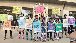 নিরাপদ সড়কের দাবিতে একদল ইয়থ স্কেটার