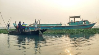নরসিংদীর মেঘনায় অবৈধ মাছের ঘের উচ্ছেদ করলো নৌ পুলিশ