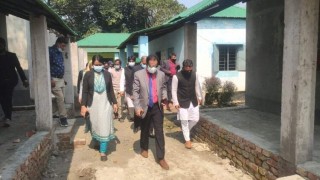 পলাশে নির্মাণাধীন আশ্রয়ন প্রকল্পের ঘর পরিদর্শনে এমপি