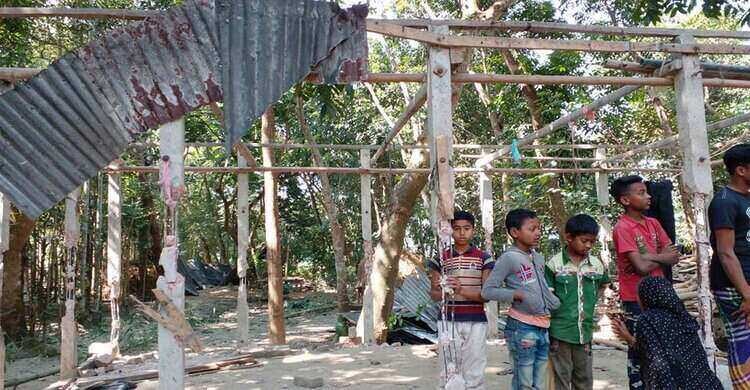 শিবপুরে প্রতিপক্ষের হামলায় তিন বাড়িঘর ভাংচুরের অভিযোগ শিবপুরে প্রতিপক্ষের হামলায় তিন বাড়িঘর ভাংচুরের অভিযোগ