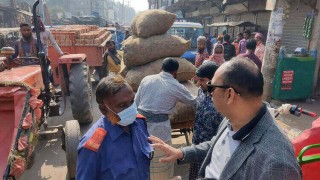 ঘোড়াশালে যানজট নিরসনে রাস্তায় পৌর মেয়র