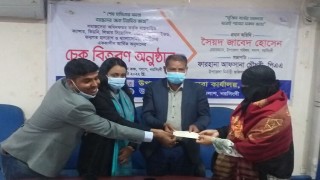 পলাশে ২৭ জন রোগীকে চিকিৎসার অনুদানের চেক হস্তান্তর