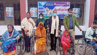 পলাশে প্রতিবন্ধী ব্যক্তিদের মাঝে হুইল চেয়ার বিতরণ