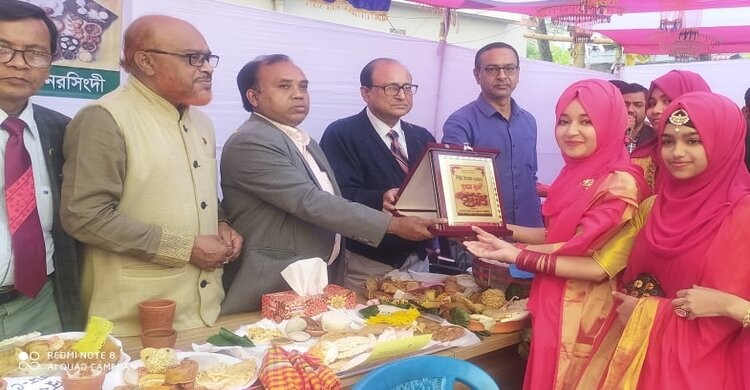 নরসিংদীতে শিক্ষার্থীদের পিঠা উৎসব নরসিংদীতে শিক্ষার্থীদের পিঠা উৎসব