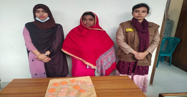 রায়পুরায় ১২ শত পিছ ইয়াবাসহ নারী গ্রেপ্তার রায়পুরায় ১২ শত পিছ ইয়াবাসহ নারী গ্রেপ্তার