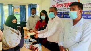 পলাশে রোগীদের মধ্যে অনুদানের চেক হস্তান্তর