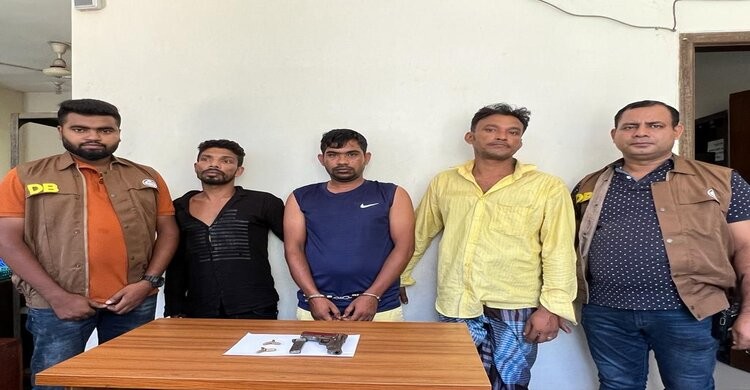 নরসিংদীতে বিদেশী পিস্তল, গুলি ও ইয়াবাসহ তিনজন গ্রেপ্তার নরসিংদীতে বিদেশী পিস্তল, গুলি ও ইয়াবাসহ তিনজন গ্রেপ্তার