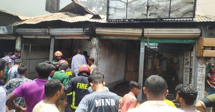ভেলানগরে ব্যবসা প্রতিষ্ঠানে আগুন অর্ধকোটি টাকার ক্ষয়ক্ষতি ভেলানগরে ব্যবসা প্রতিষ্ঠানে আগুন অর্ধকোটি টাকার ক্ষয়ক্ষতি