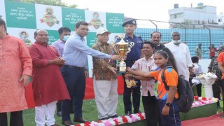 নরসিংদীতে ফুটবল টুর্নামেন্টে বিজয়ী দলের মধ্যে পুরষ্কার বিতরণ নরসিংদীতে ফুটবল টুর্নামেন্টে বিজয়ী দলের মধ্যে পুরষ্কার বিতরণ