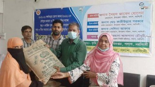 পলাশে বিনামূল্যে বীজ ও সার পেলেন ৪৩০ কৃষক