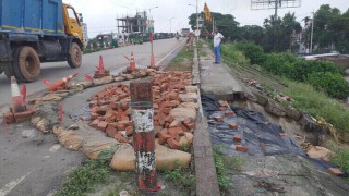 ভারী বর্ষণে শহীদ ময়েজউদ্দিন সেতুর অ্যাপ্রোচ সড়কে ভাঙন