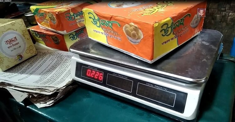 অতিরিক্ত ওজনের কার্টনে মিষ্টি বিক্রি, ঠকছেন ভোক্তারা অতিরিক্ত ওজনের কার্টনে মিষ্টি বিক্রি, ঠকছেন ভোক্তারা