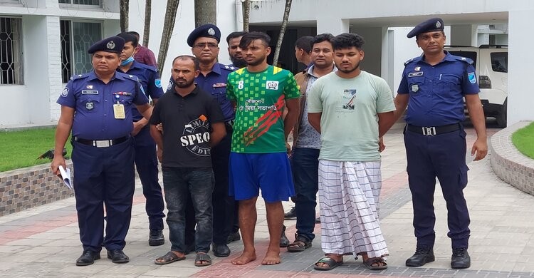 হাজীপুরে সাবেক ইউপি মেম্বারকে কুপিয়ে হত্যার ঘটনায় তিনজন গ্রেপ্তার হাজীপুরে সাবেক ইউপি মেম্বারকে কুপিয়ে হত্যার ঘটনায় তিনজন গ্রেপ্তার