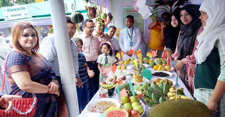 নরসিংদীতে দেশ-বিদেশী ফলের সঙ্গে শিক্ষার্থীদের পরিচয় করাতে ফল উৎসব নরসিংদীতে দেশ-বিদেশী ফলের সঙ্গে শিক্ষার্থীদের পরিচয় করাতে ফল উৎসব