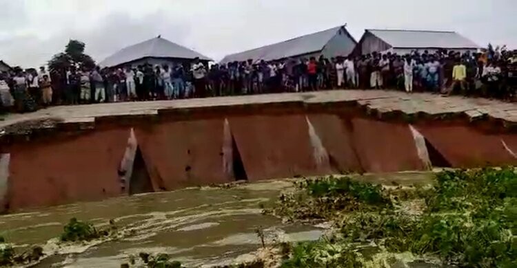 নরসিংদীতে গ্রামরক্ষা বাঁধে ভাঙন, আতংকে ৫ শতাধিক পরিবার নরসিংদীতে গ্রামরক্ষা বাঁধে ভাঙন, আতংকে ৫ শতাধিক পরিবার