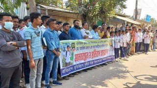 ট্রাক্টর চাপায় স্কুলছাত্র নিহতের বিচার দাবিতে মানববন্ধন