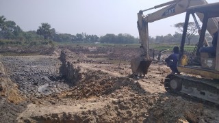 আমদিয়ায় ফসলী জমির মাটি যাচ্ছে ইটভাটায় আমদিয়ায় ফসলী জমির মাটি যাচ্ছে ইটভাটায়