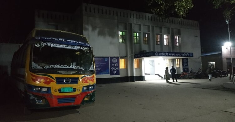 নরসিংদীতে কিশোরীকে পালাক্রমে ধর্ষণ ঘটনার আসামীরা রিমান্ডে নরসিংদীতে কিশোরীকে পালাক্রমে ধর্ষণ ঘটনার আসামীরা রিমান্ডে