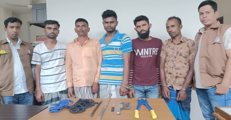 চুরির জমানো টাকায় কাভার্ডভ্যান কিনে ডাকাতি চুরির জমানো টাকায় কাভার্ডভ্যান কিনে ডাকাতি