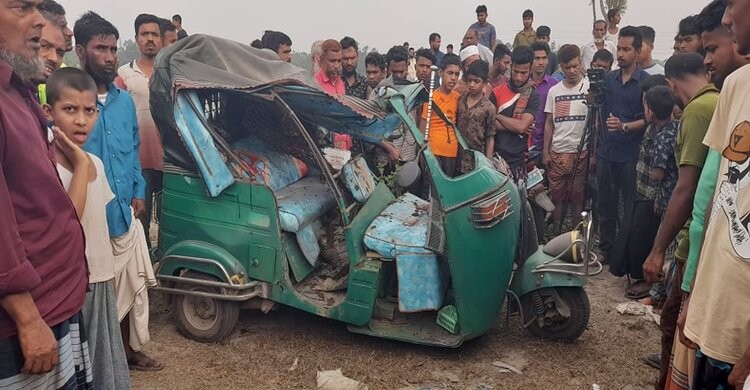রায়পুরার করিমগঞ্জে পিকআপ-সিএনজি সংঘর্ষে ৪ জন নিহত, আহত ১ রায়পুরার করিমগঞ্জে পিকআপ-সিএনজি সংঘর্ষে ৪ জন নিহত, আহত ১