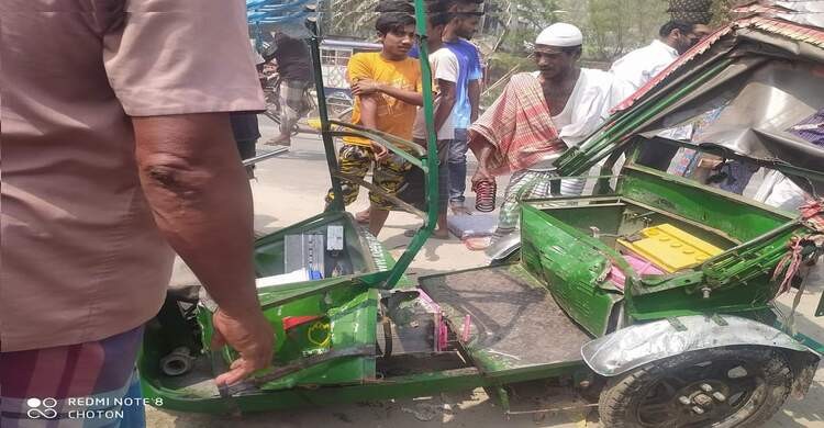 সাহেপ্রতাপে ট্রাকের ধাক্কায় ইজিবাইক চালক নিহত সাহেপ্রতাপে ট্রাকের ধাক্কায় ইজিবাইক চালক নিহত