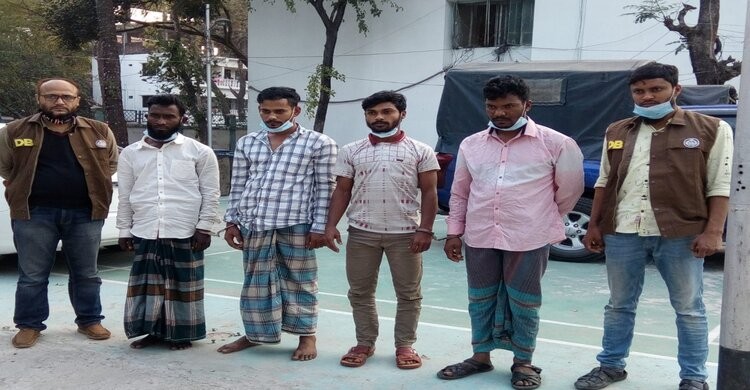 শিবপুরে র্যাব পরিচয়ে ট্রাক ভর্তি ভোজ্যতেল ডাকাতি: ৪ জন ডাকাত গ্রেপ্তার শিবপুরে র্যাব পরিচয়ে ট্রাক ভর্তি ভোজ্যতেল ডাকাতি: ৪ জন ডাকাত গ্রেপ্তার