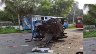 মাধবদীতে দুর্ঘটনা কবলিত গণস্বাস্থ্য কেন্দ্রের ত্রাণবাহী পিকআপ ভ্যান